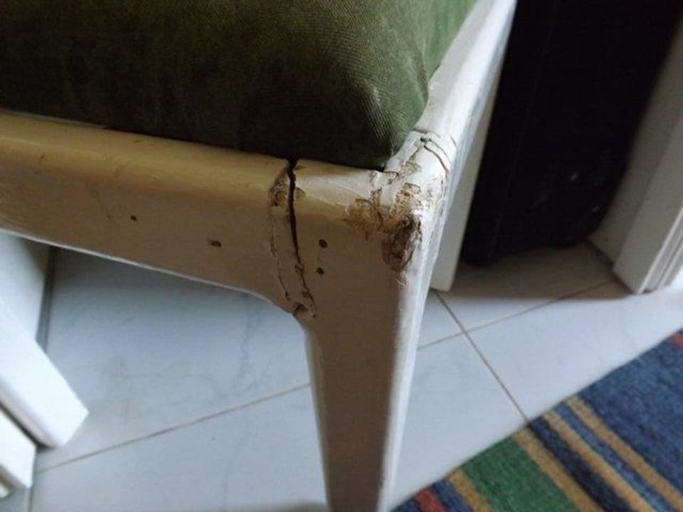 Defekte Sitzmöglichkeiten im Zimmer Lotus Bay Beach Resort