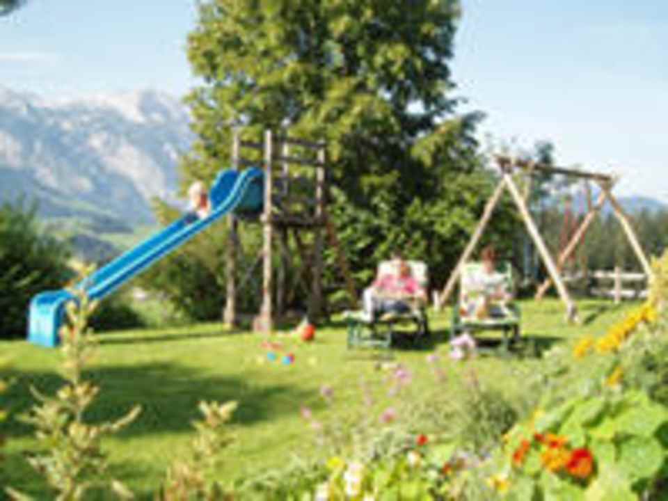 Garten mit Schaukel und Rutsche Ferienwohnungen Landhaus Oberlehen