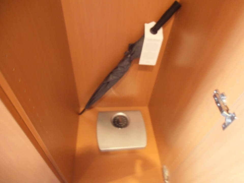 Personenwaage und Regenschirm im Kleiderschrank Steigenberger Conti Hansa