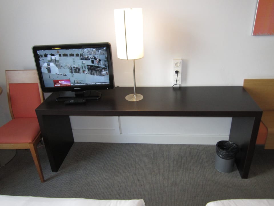 TV-Gerät mit Tisch Hotel Novotel Vilnius