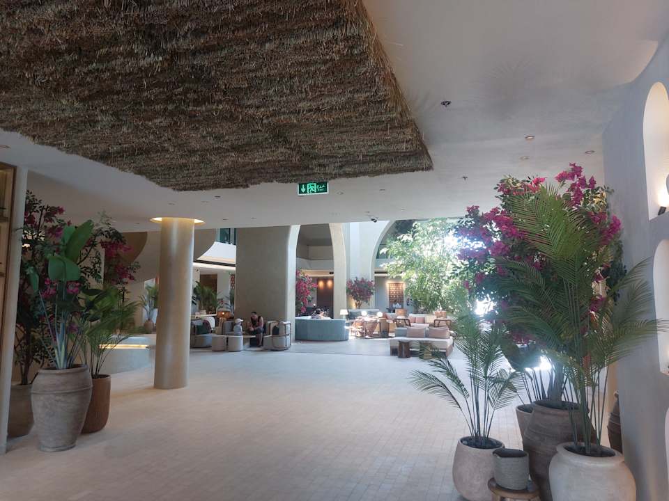 Lobby Desert Rose
