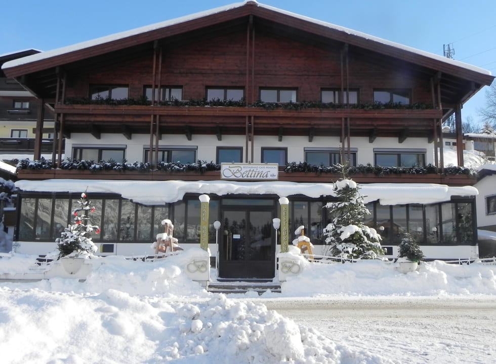 Tief verschneit im Winter Pension Bettina