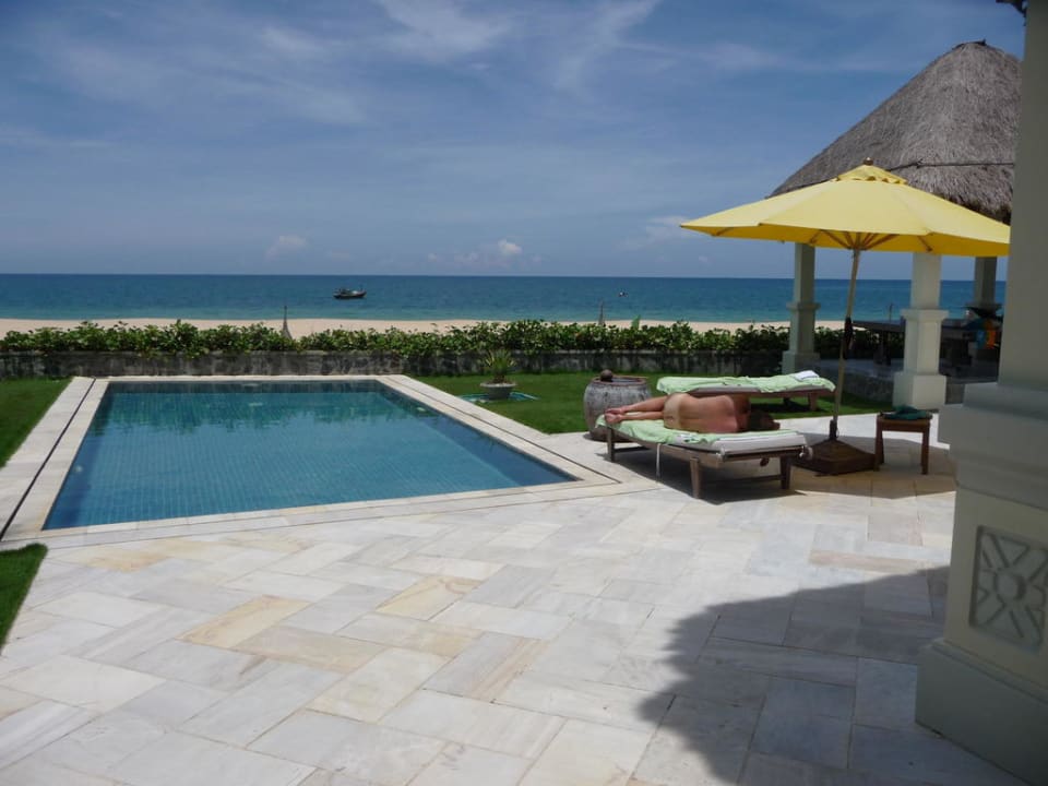 Total ungestört: eigener Pool, Liegen mit Schirm  Allezboo Beach Resort & Spa