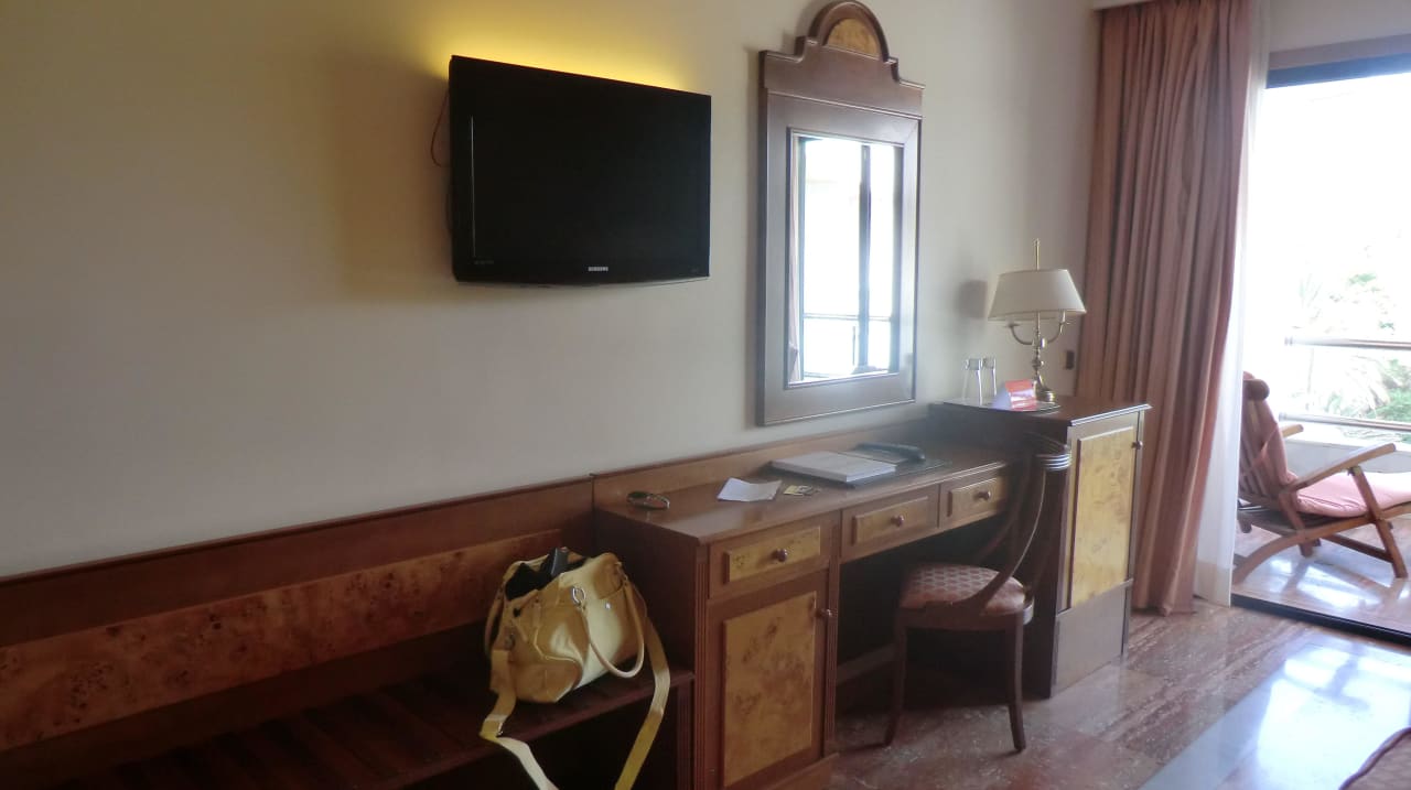 TV mit RTL, Sat1, Pro7, ARD, ZDF und Sky Bundesliga Hotel Serrano Palace