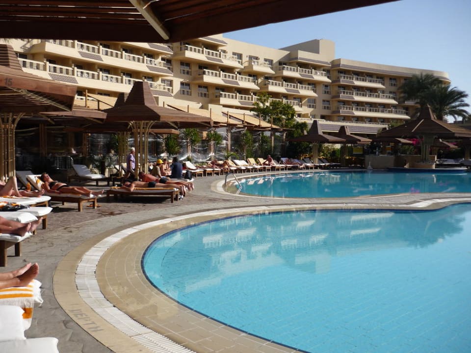 Вид бассейна на территории отеля Sindbad Club