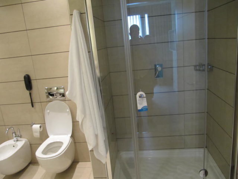 Badezimmer mit separater Wanne und Dusche Radisson Blu Hotel Milan