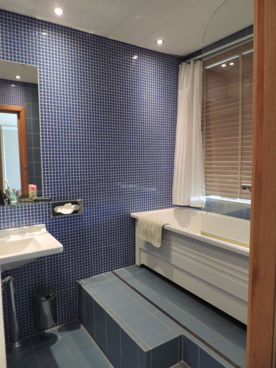 Bad mit Wanne, Glasfenster zum Wohnraum Comfort Hotel Göteborg