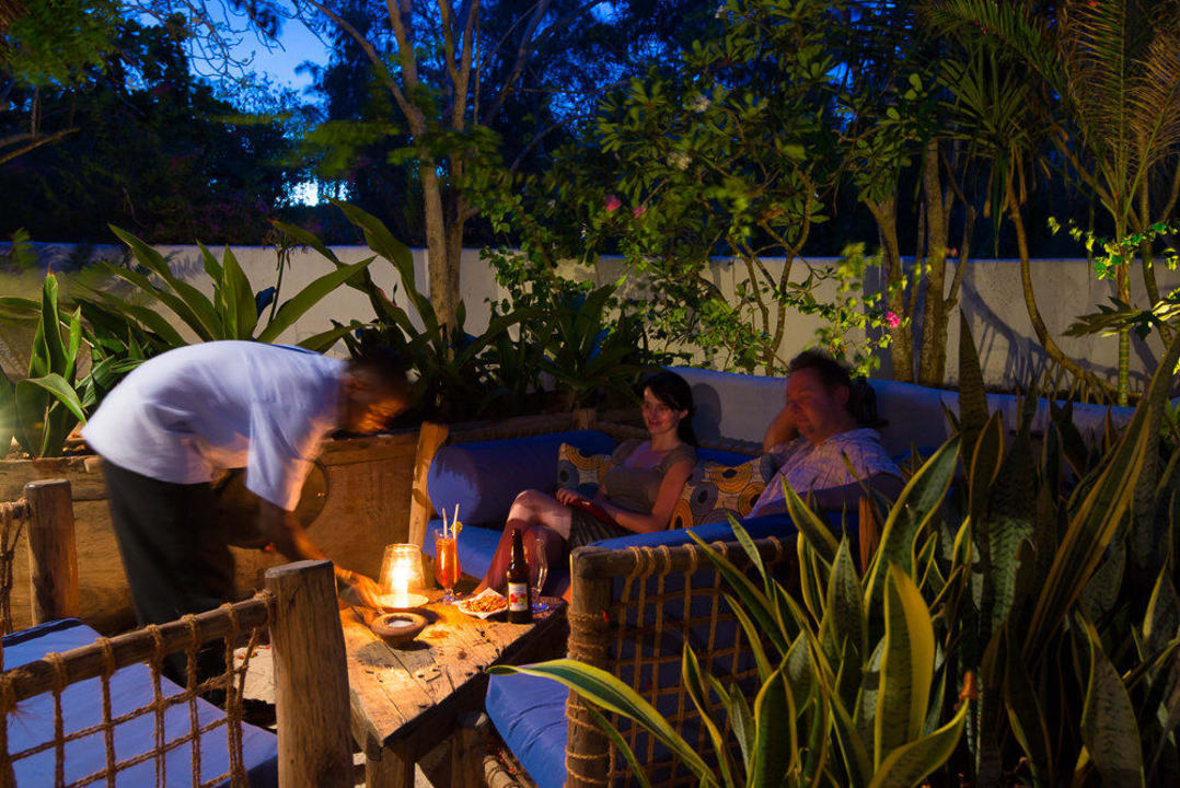 Barman serving drinks Matemwe Lodge