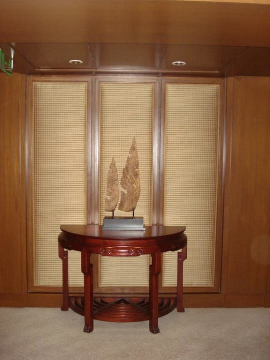 Kunsthandwerk in einem Korridor Hotel The Peninsula Bangkok