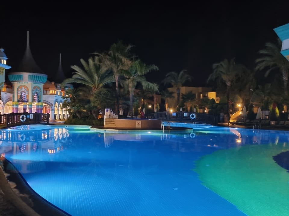 Pool Kamelya Aishen Club