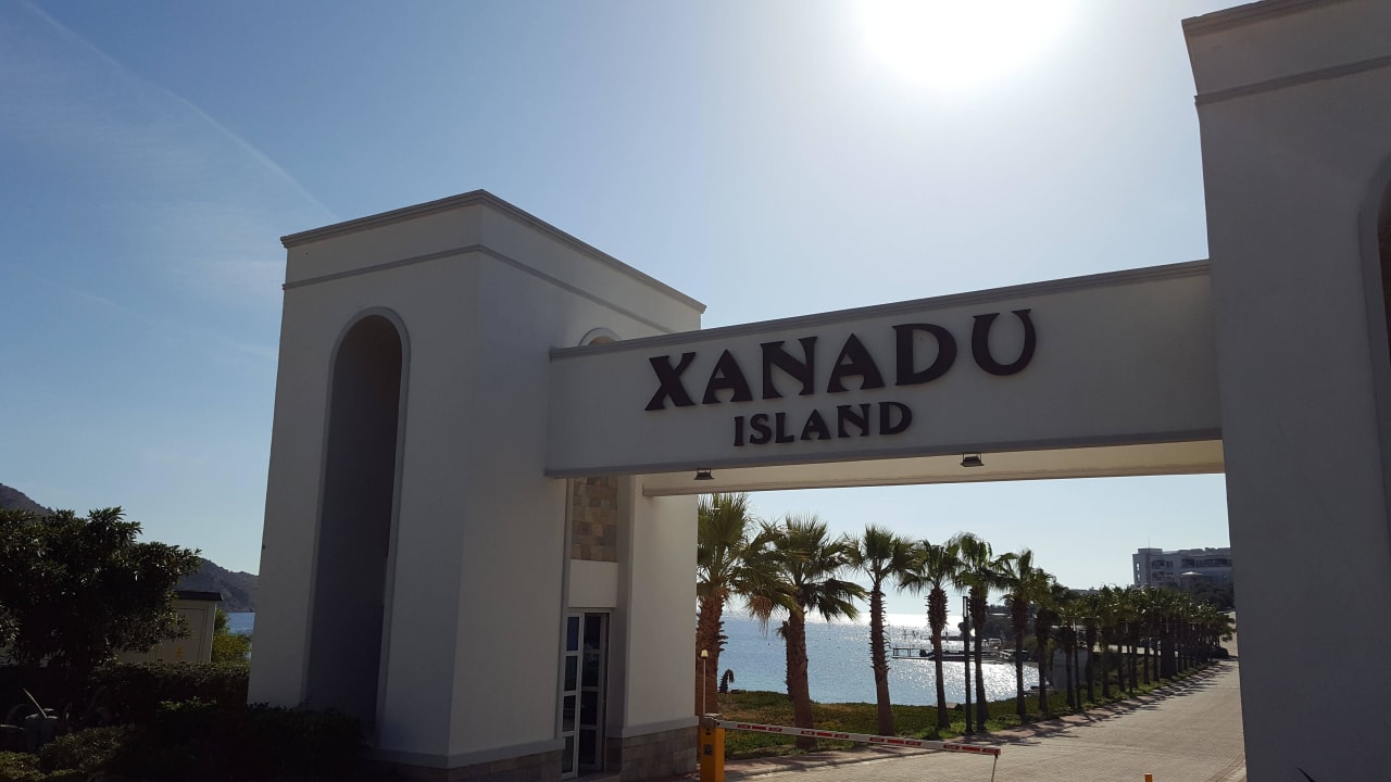 Einfahrt Xanadu Island Hotel