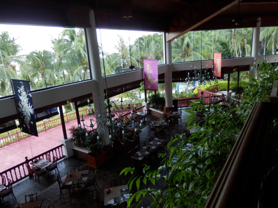 Hauptrestaurant von oben  Berjaya Langkawi Resort