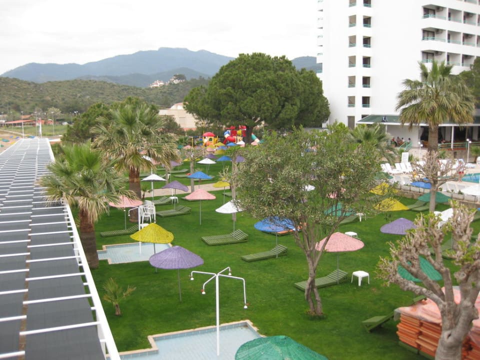 Liegewiese (von Sonnenterrasse aus) Hotel Grand Efe