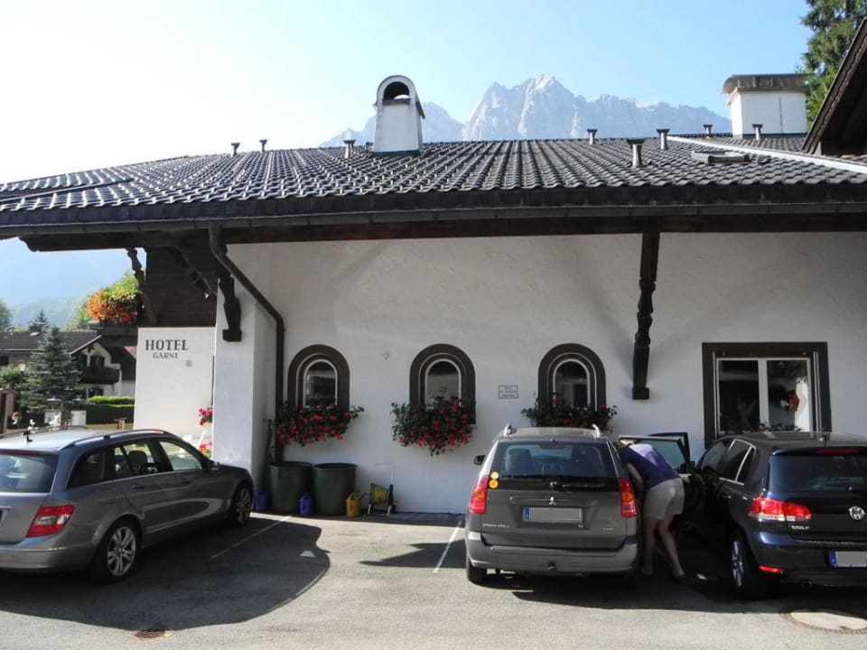 Rückseite mit Parkplatz Ferienhaus Wetterstein