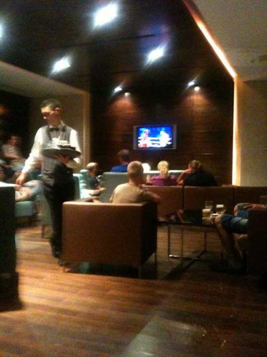 Klitschko gucken im TV Raum Hotel Rosa Beach