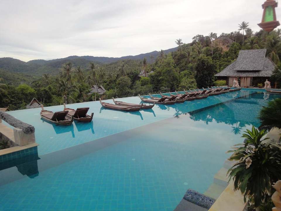 Poolanlage beim Deluxezimmer-Gebäude Santhiya Koh Phangan Resort & Spa