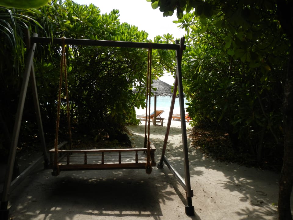 Vom Bungalow zu den Liegen/Strand Reethi Beach Resort