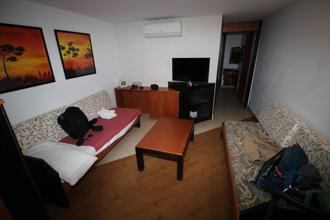 Vorderer Wohnbereich  HL Miraflor Suites Hotel