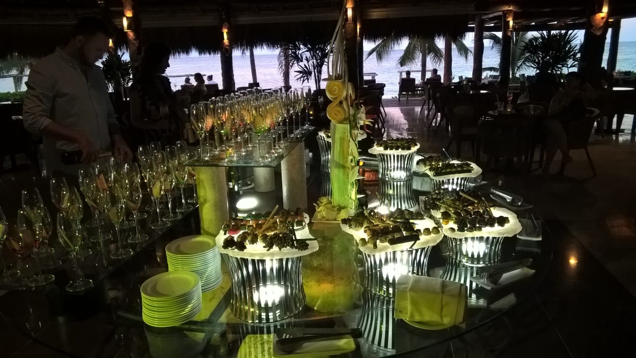 Sekt und leckere Süßigkeiten vor dem Abendessen Akumal Bay Beach & Wellness Resort