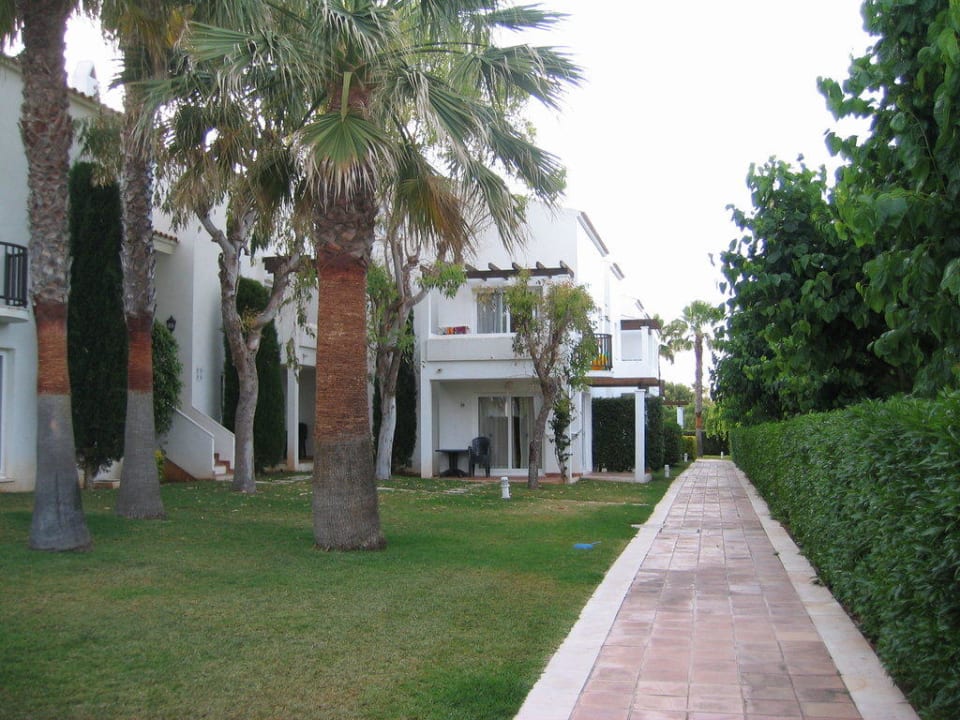 Gartenanlage Straßenseite Hausnummern 70 bis 88 Grupotel Aldea Cala'n Bosch