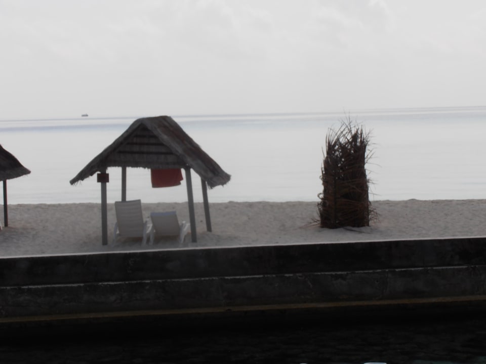 Eigener Strandbereich mit Liegen und Häuschen Summer Island Maldives