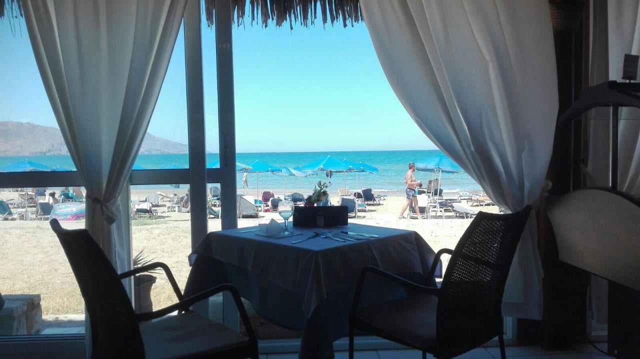 Im Restaurant mit Blick aufs Meer  HARPIN Happy Days Beach Hotel