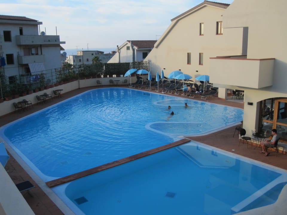 Pool Tropis Hotel