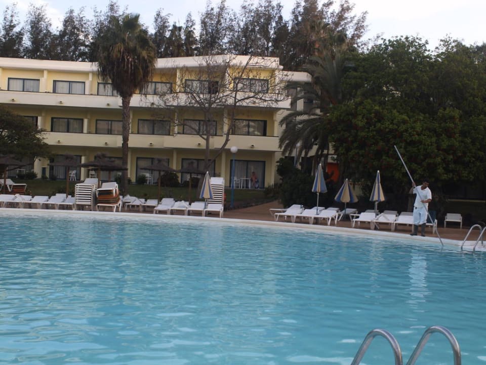 Pool von der Seite des Meeres aus auf das Hotel SBH Fuerteventura Playa