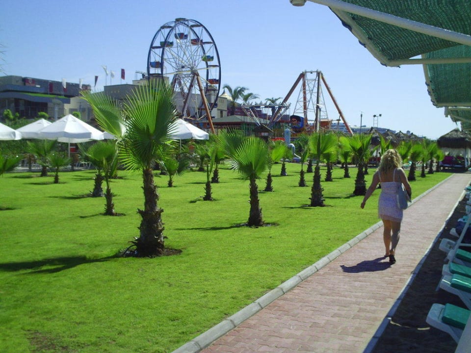 Blick vom Stand auf Luna Park Hotel Delphin Diva