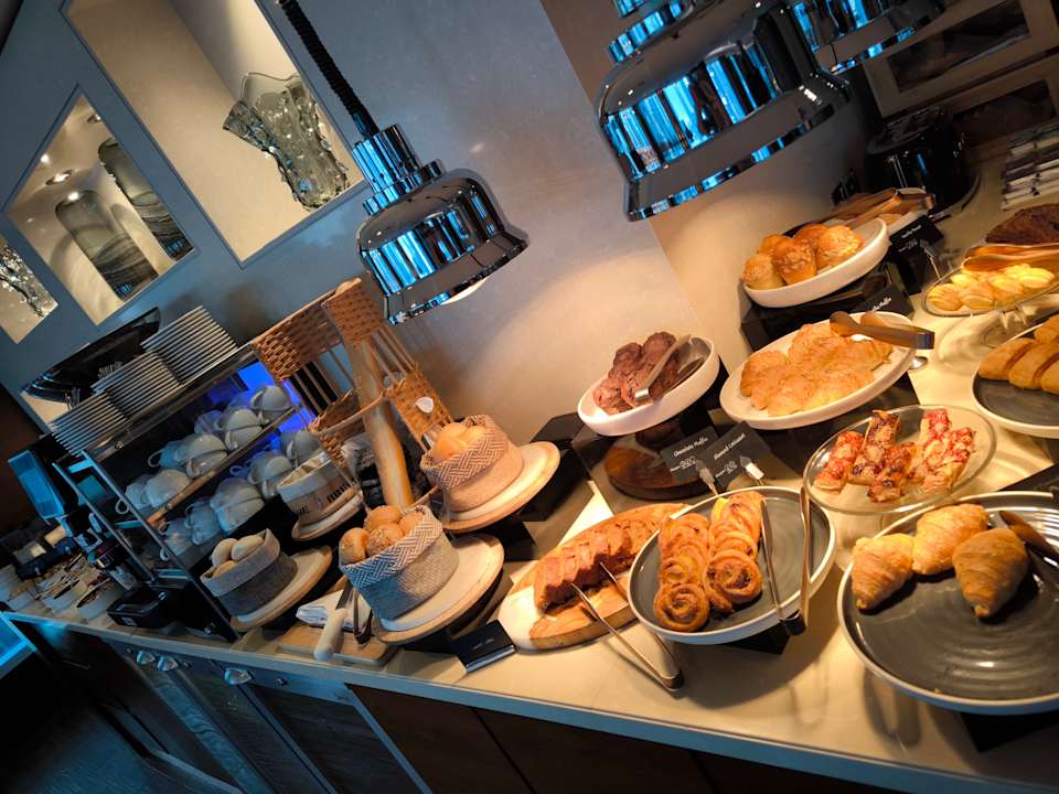 Gastro Rose Rayhaan by Rotana