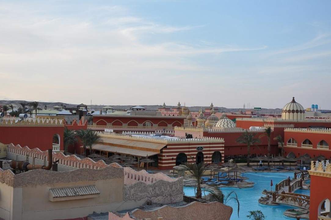 Widok z dachu Pickalbatros Alf Leila Wa Leila Resort - Neverland Hurghada