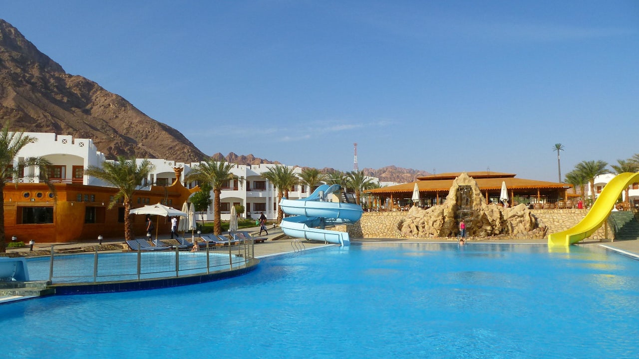 Eine der 3 Poolanlagen Happy Life Village