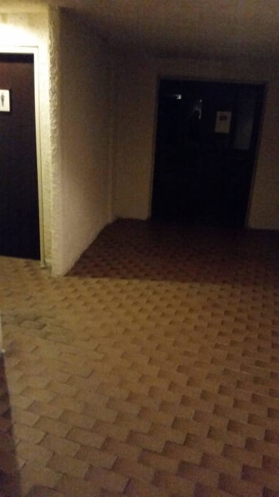 Dunkel beleuchtet  Hotel Athos Palace