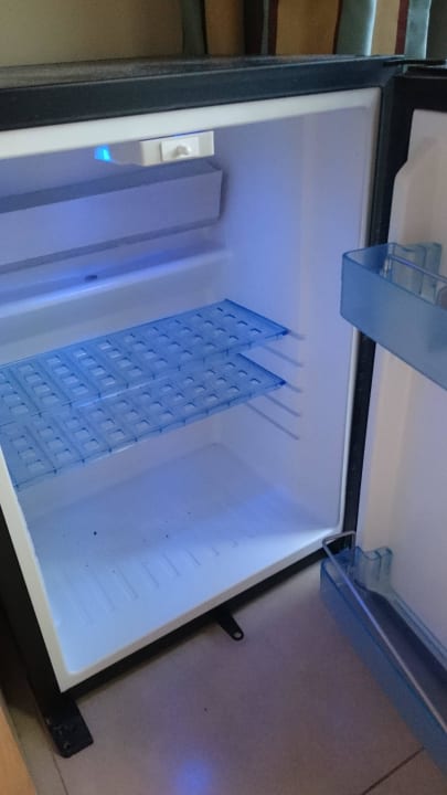 Die Minibar ( leer von Beginn an) Kn Arenas del Mar Hotel