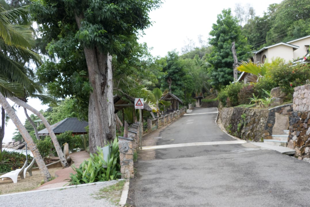 Ausfahrt vom Hotel / links Strand The Coco de Mer Hotel & Black Parrot Suites