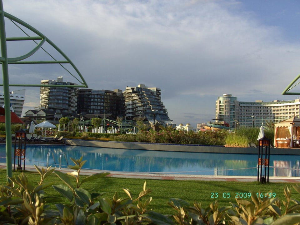 Hotel vom Pool aus Limak Lara Deluxe Hotel & Resort
