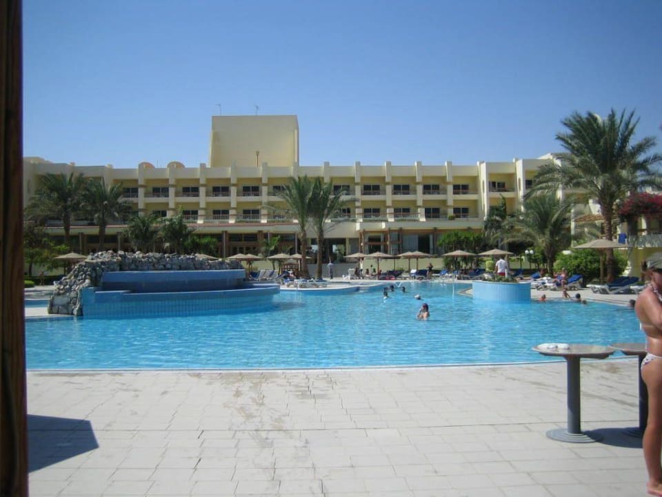 Blick über den Pool zum Haupthaus Palm Beach Resort