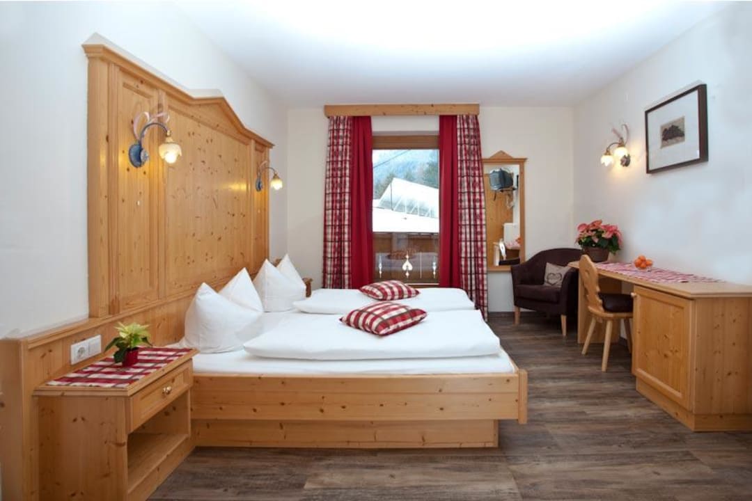Zimmer im Tiroler Stil eingerichtet  Hotel Bruggerhof