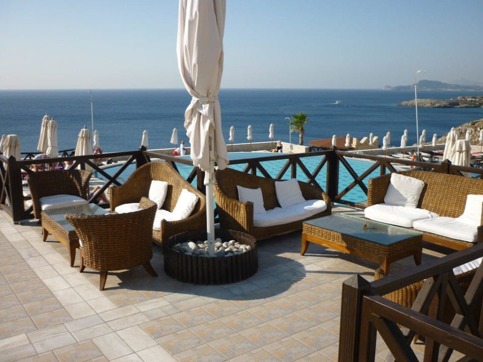 Lounge beim Horizon Pool Hotel Kalithea Horizon Royal