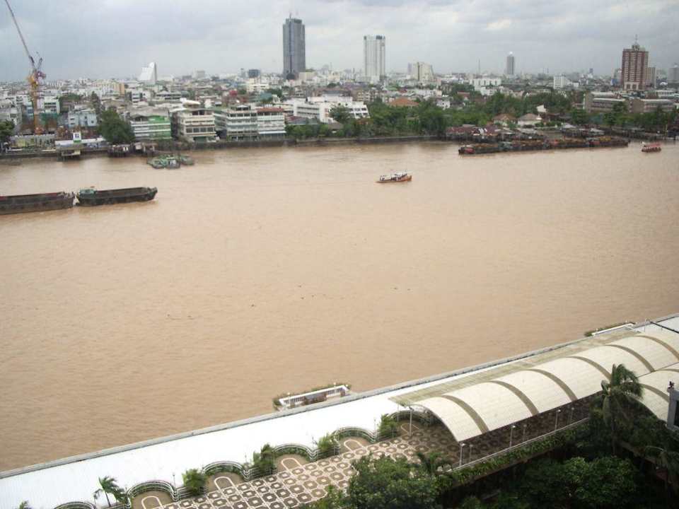 Blick vom Zimmer auf den Fluß Ramada Plaza by Wyndham Bangkok Menam Riverside