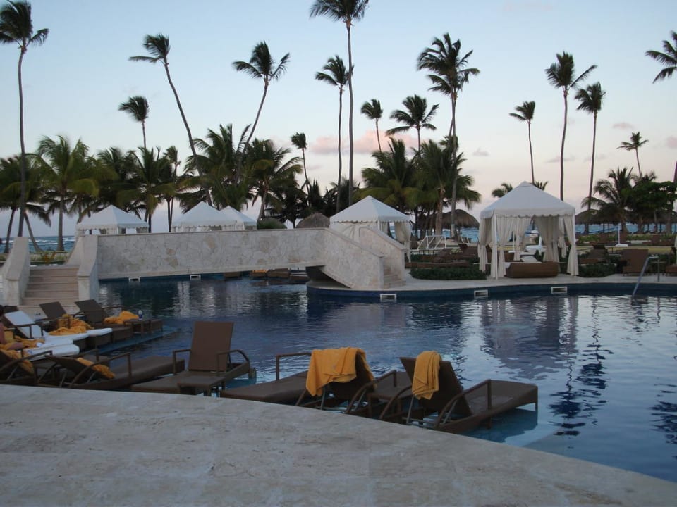 Poolanlage mit Brücke und Liegen im Pool JOIA Bávaro by Iberostar