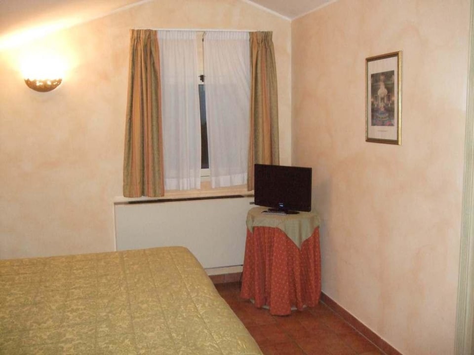 Schlafzimmer mit TV Hotel I Tre Re