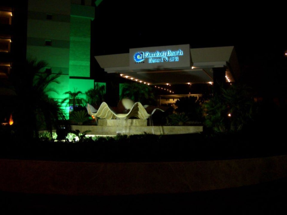 Eingang bei Nacht Sunis Kumköy Beach Resort Hotel & Spa