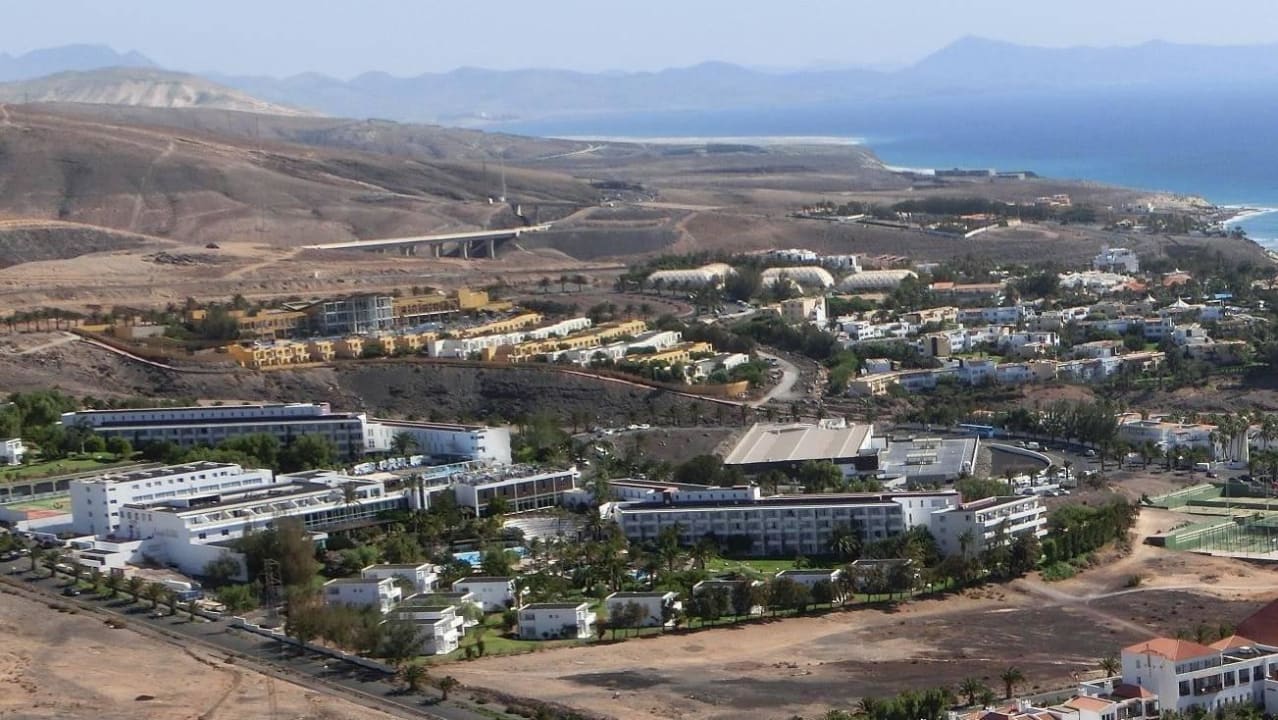 Blick vom Berg gegenüber auf die Anlage allsun App.-Hotel Esquinzo Beach