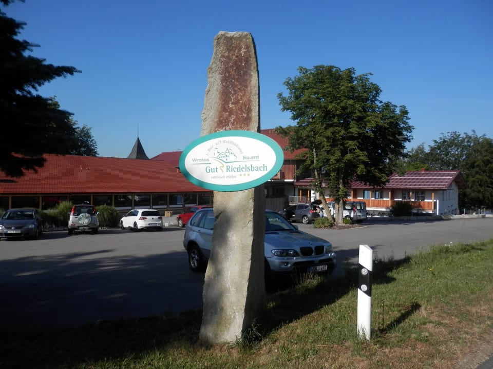 Parkplatz und Eingangsbereich 1. Bier & Wohlfühlhotel Gut Riedelsbach