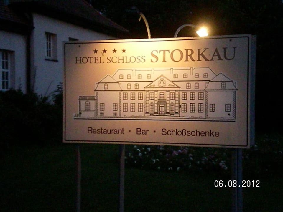 Am Eingang Hotel Schloss Storkau