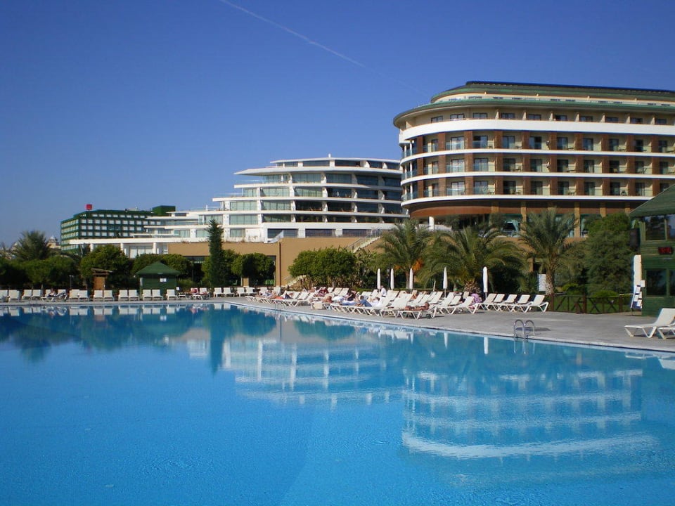 Blick vom Pool zum Haupthaus Voyage Belek Golf & Spa