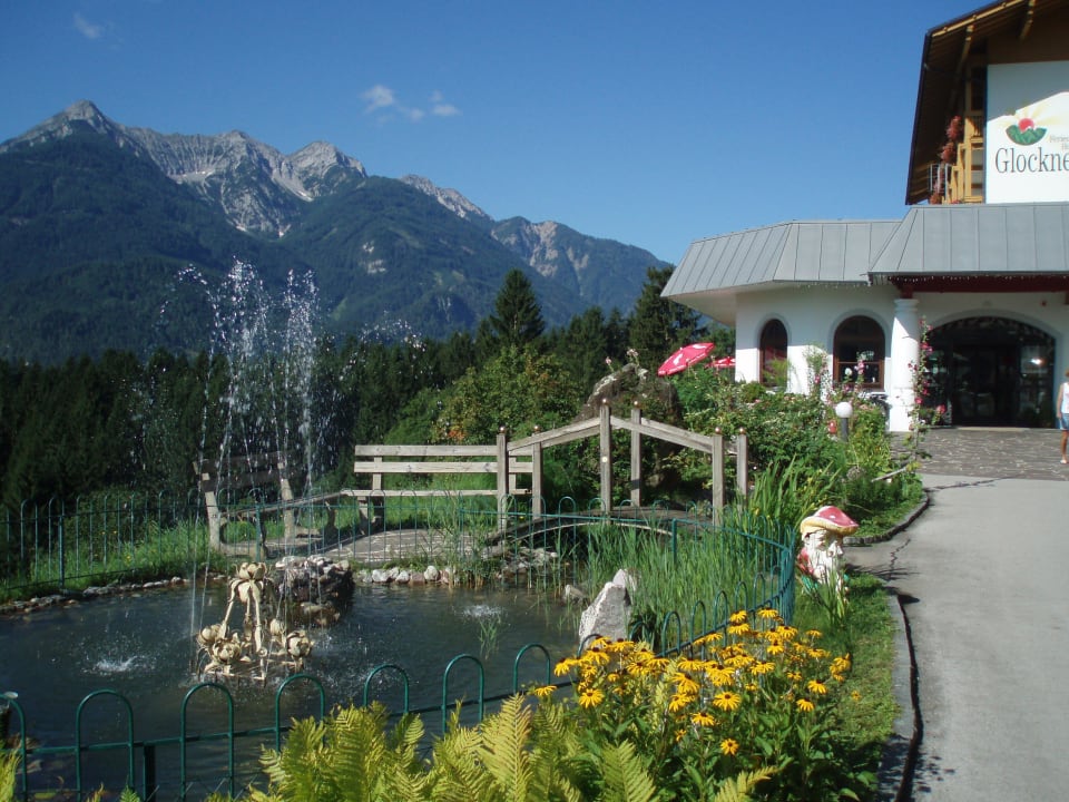 Auf dem Weg zum Haupthaus Hotel Glocknerhof