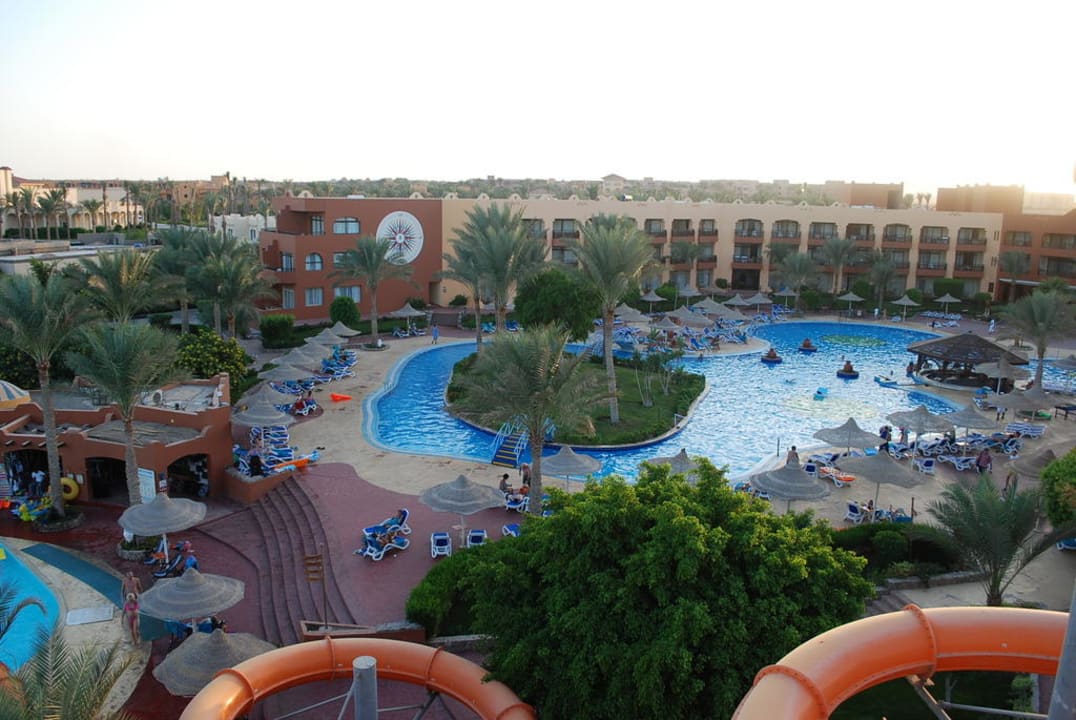 Basen przy budynku glownym Hotel Nubian Village