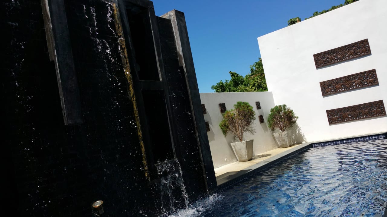 Eigener Pool mit Wasserfallwand By The Lake Villas